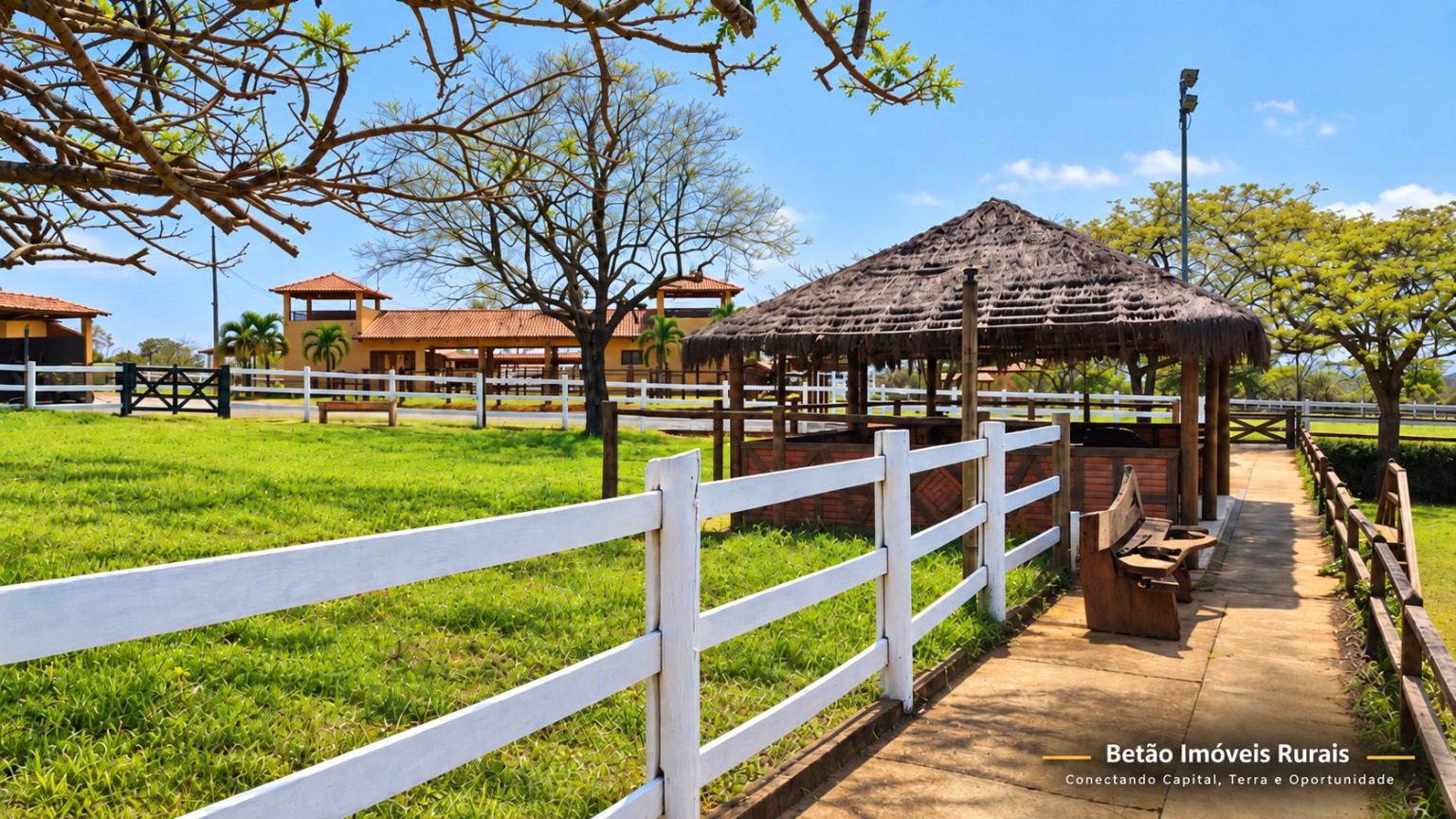Haras com cercas brancas e quiosque